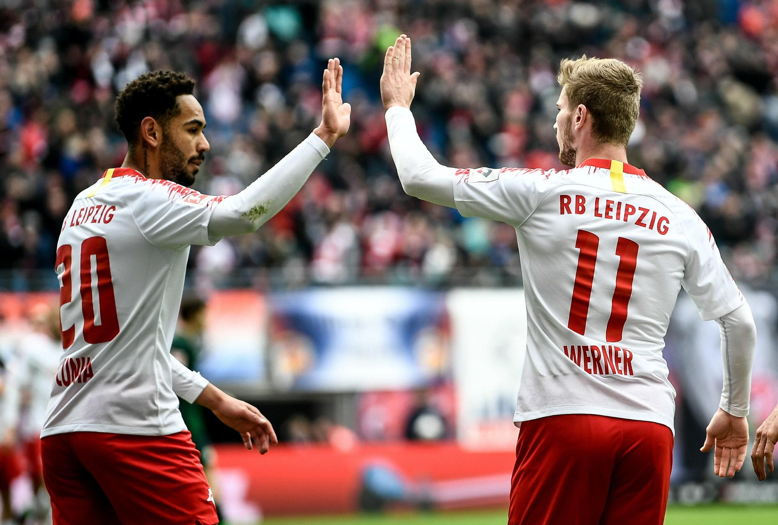 Matheus Cunha se saluda con Timo Werner.