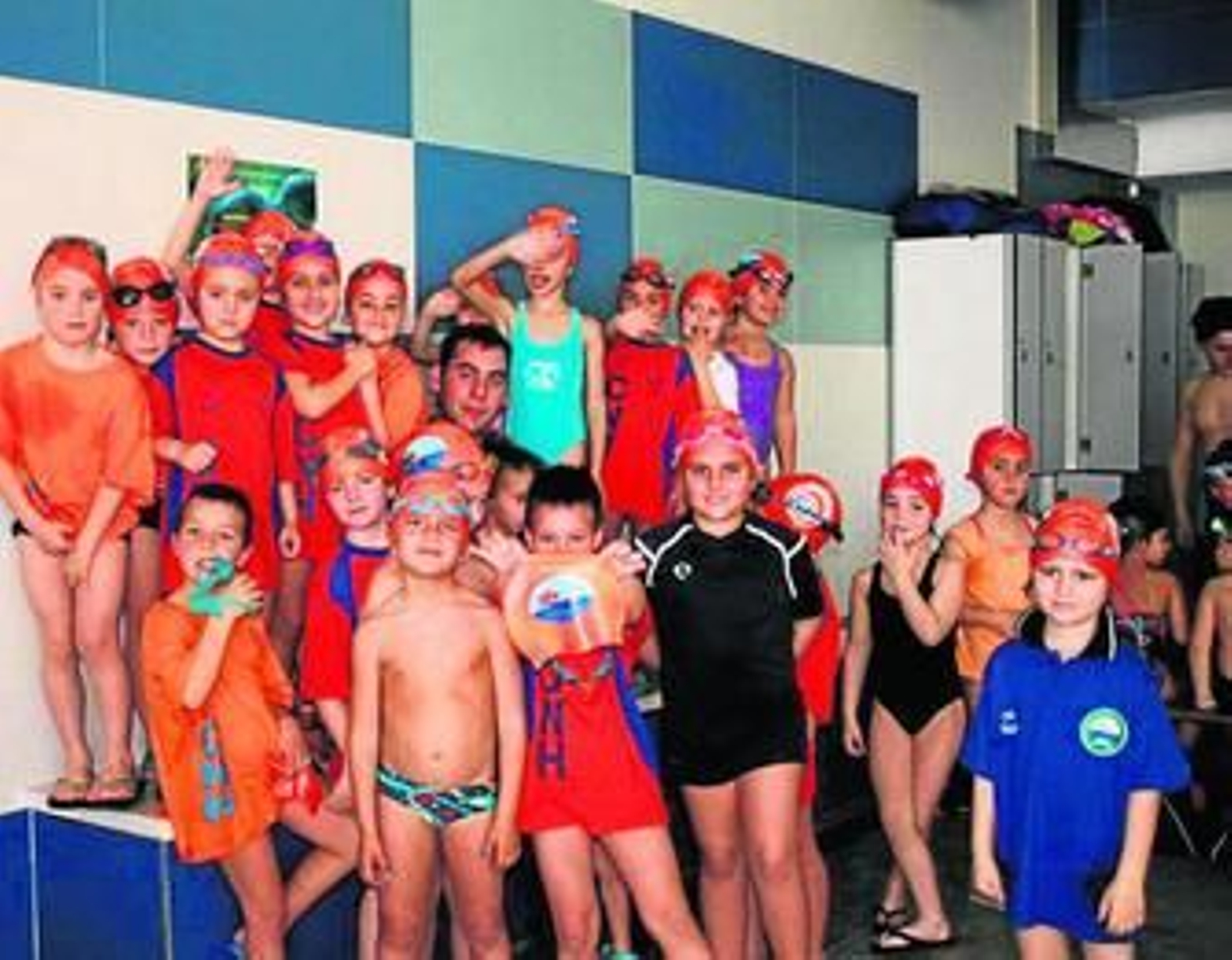 Los pequeños del Club Natación Huelva posan en el Estrada.