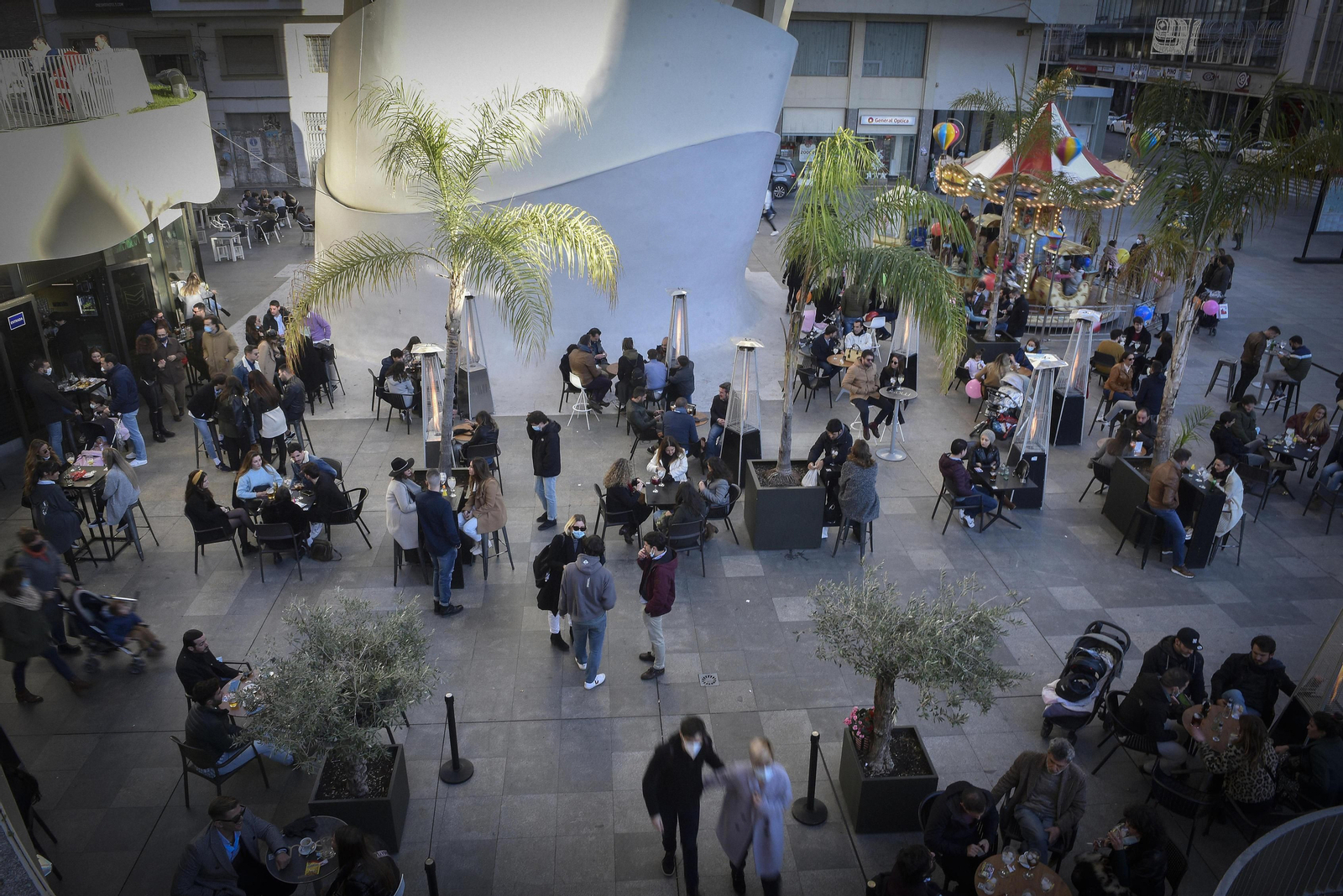 Velador repleto de clientes la pasada Navidad en uno de los negocios hosteleros de las Setas.