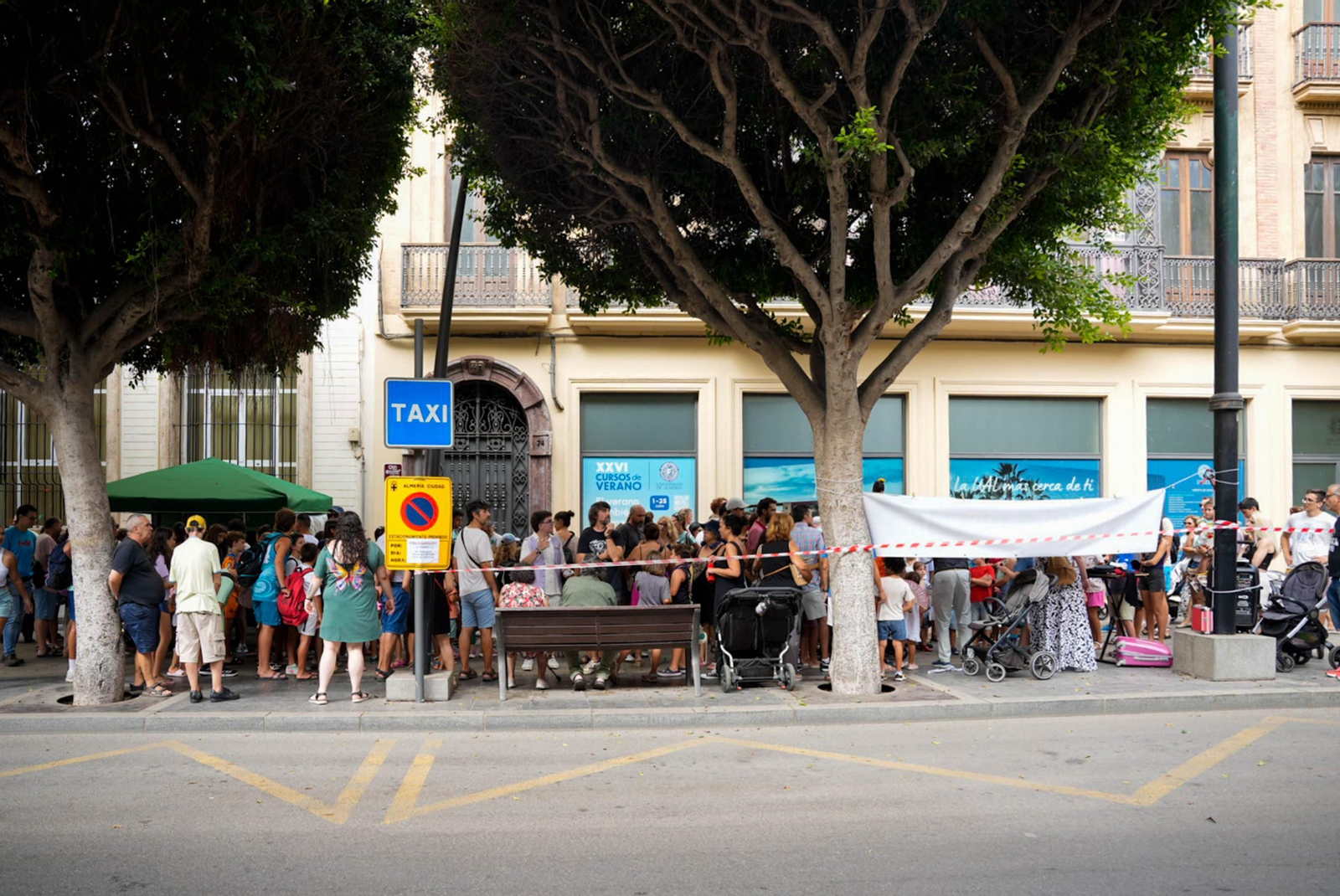Las mejores imágenes del espectáculo de magia en la calle de la Feria de Almería