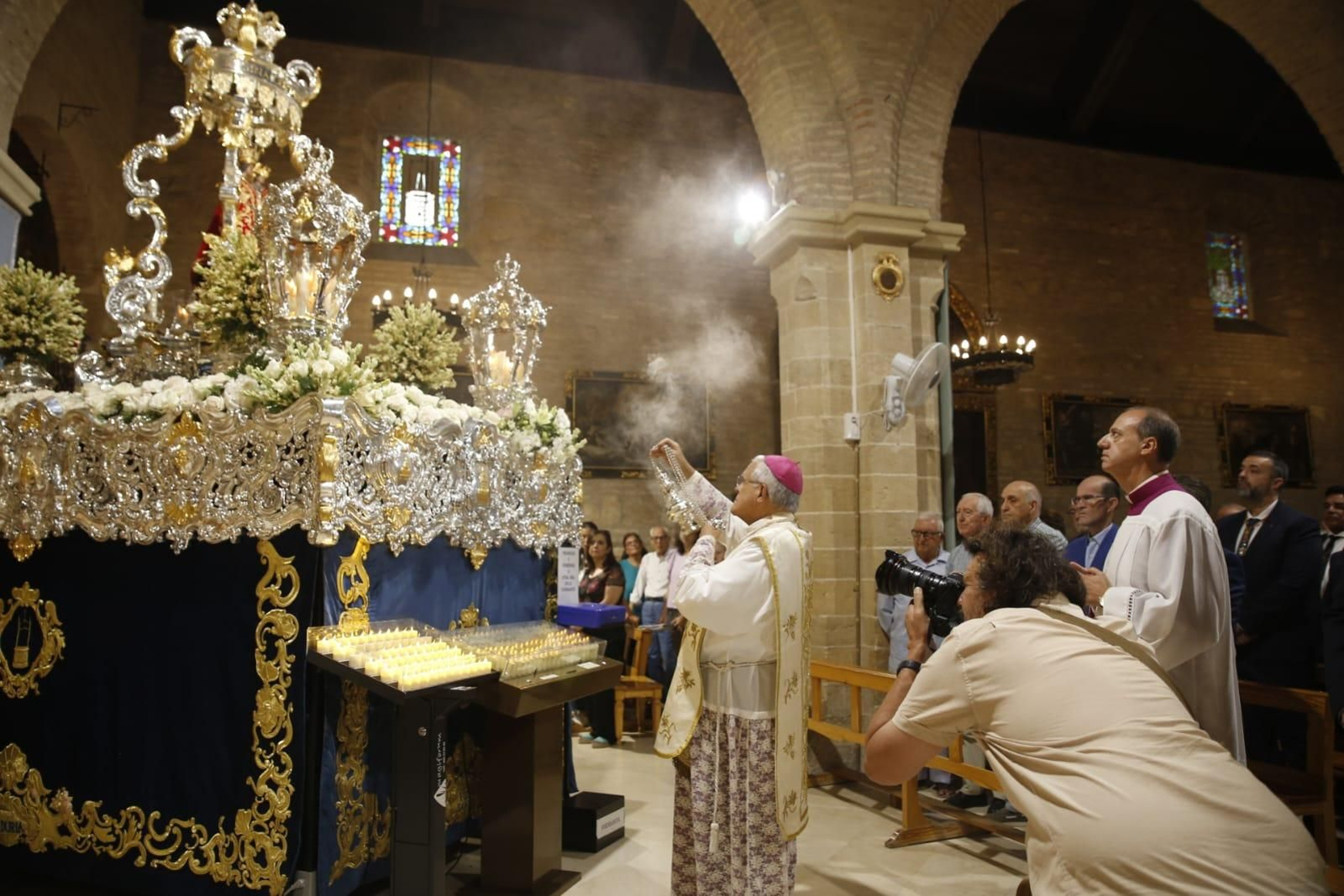 El obispo de Córdoba junto a la Virgen de la Fuensanta.