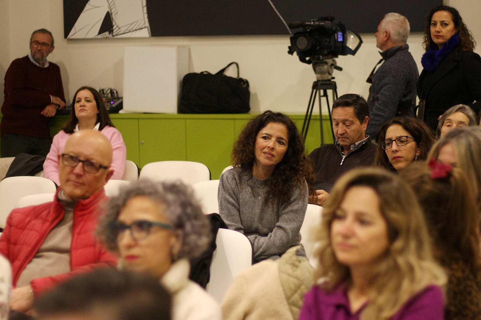 Imágenes de la mesa redonda "La presencia de la mujer en el periodismo" y exposición fotográfica "Pioneras", en el Centro de Comunicación Jesús Hermida, Huelva