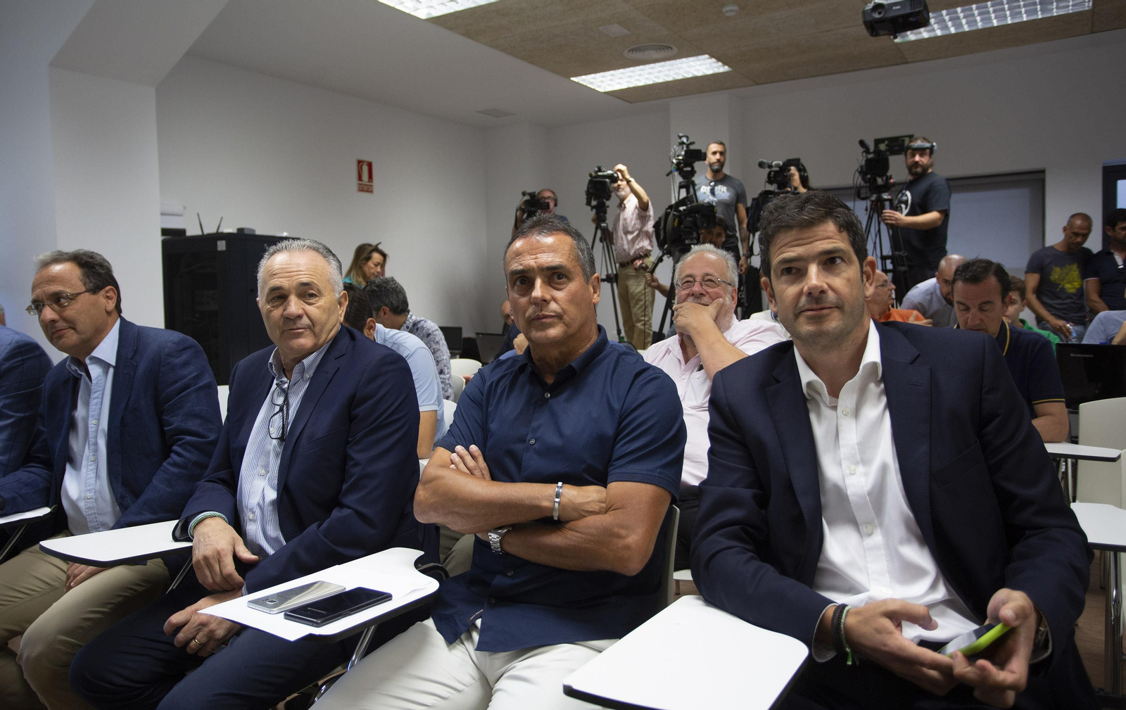 Alexis Trujillo, entre Rafael Gordillo y Ramón Alarcón.