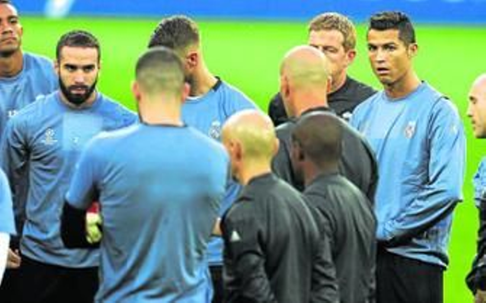 Cristiano Ronaldo escucha con cara de extrema atención la charla de Zinedine Zidane en el estadio del Borussia Dortmund. Cristiano Ronaldo escucha con cara de extrema atención la charla de Zinedine Zidane en el estadio del Borussia Dortmund.
