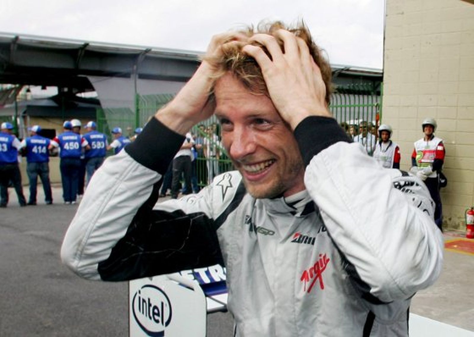 Jenson Button celebra el título de campeón del Mundo de Fórmula 1 en Brasil. / EFE · Reuters · AFP