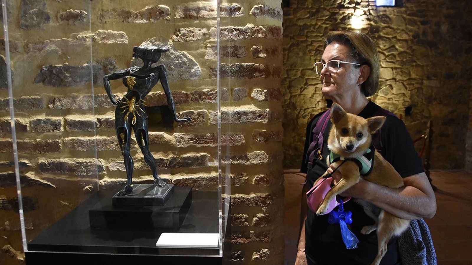 Una visitante contempla una de las esculturas expuestas en la ermita.