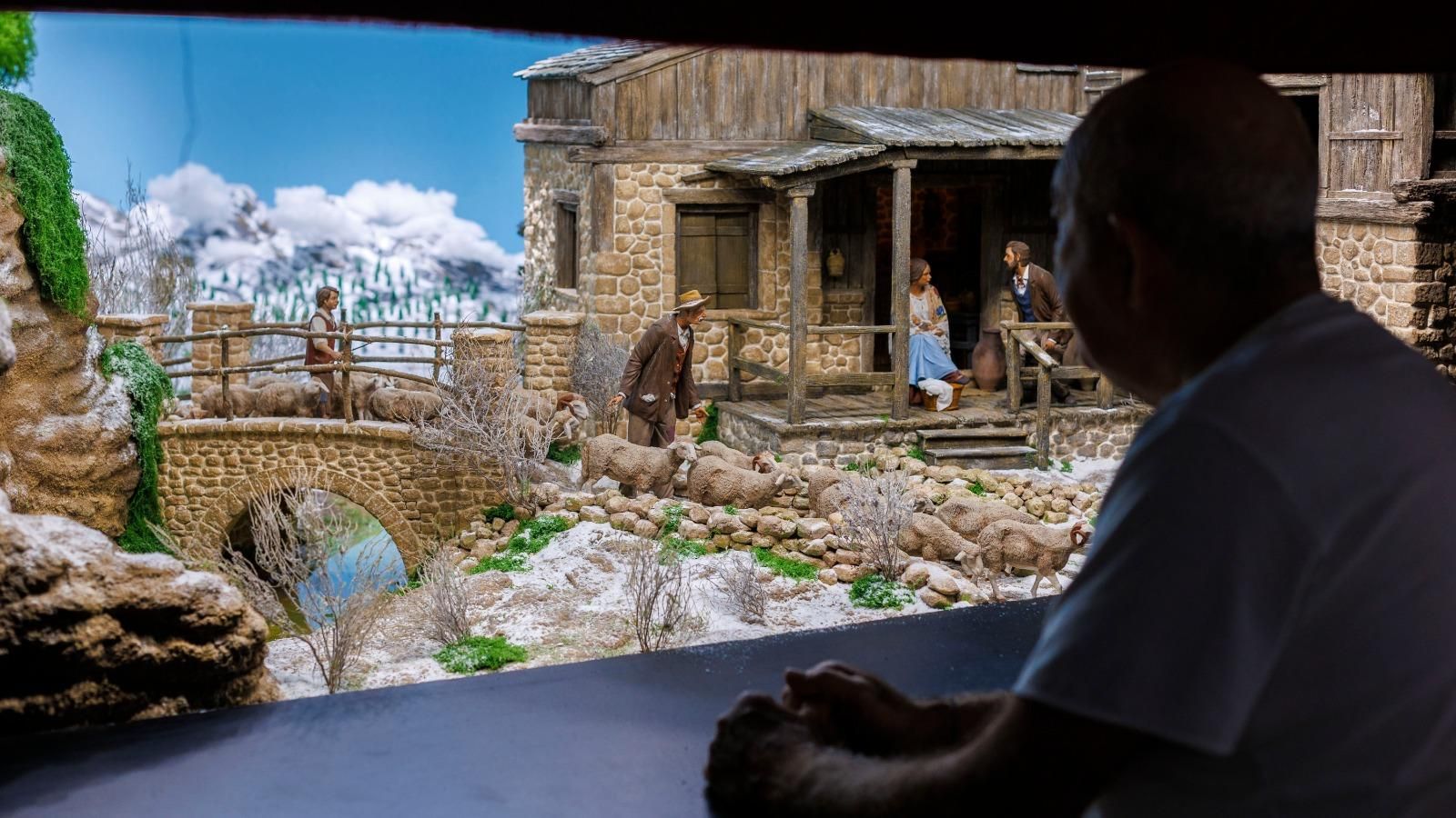 Un hombre contempla el Belén municipal de Cádiz.