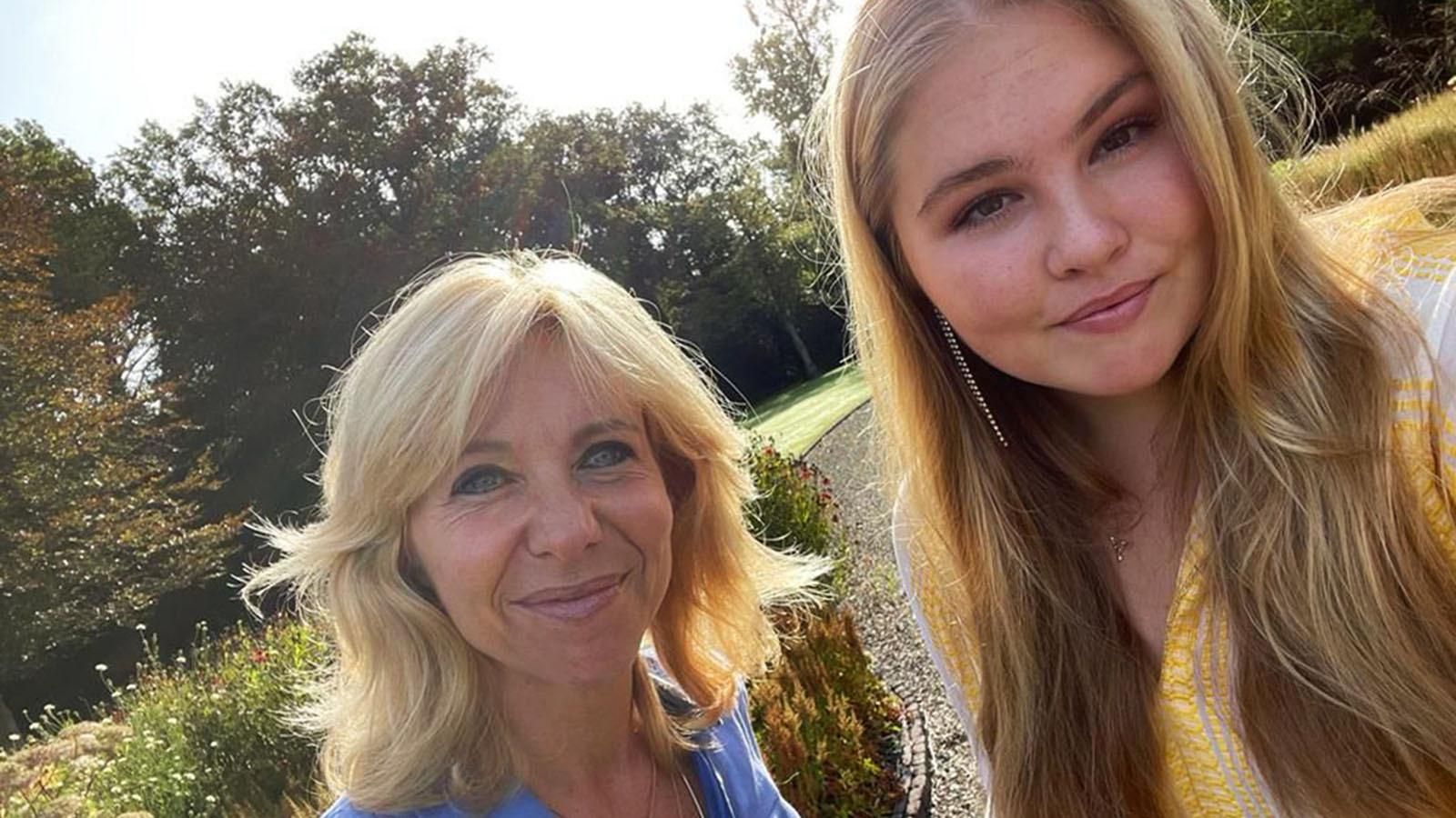 Amalia con Claudia de Breij, la autora de su biografía.