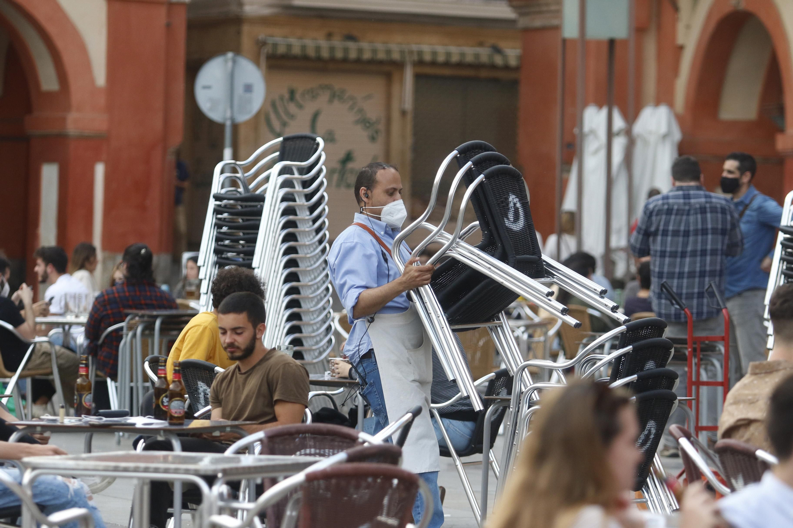 Un trabajador de la hostelería recoge las sillas de su establecimiento