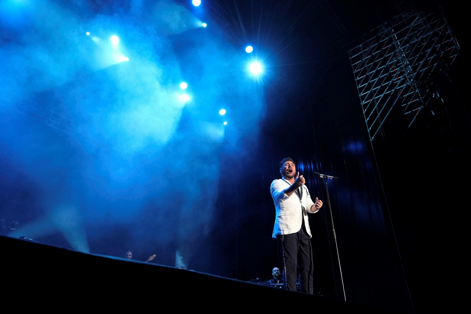 El concierto de Miguel Poveda en la plaza de toros de Córdoba, en fotografías