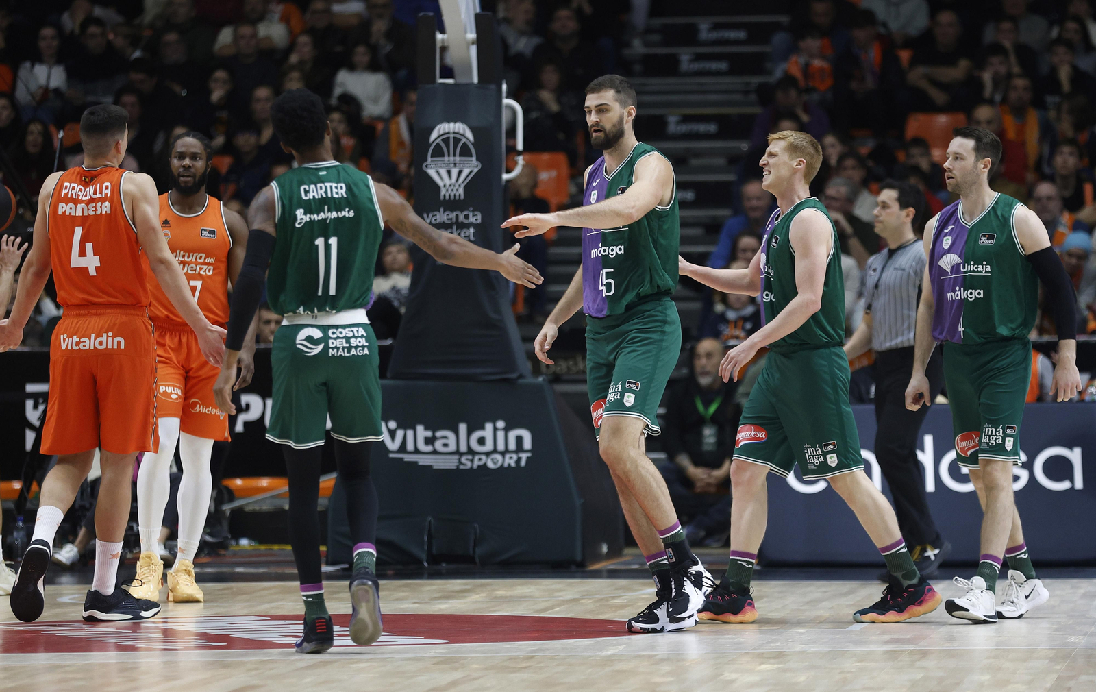El Unicaja celebra durante el partido.