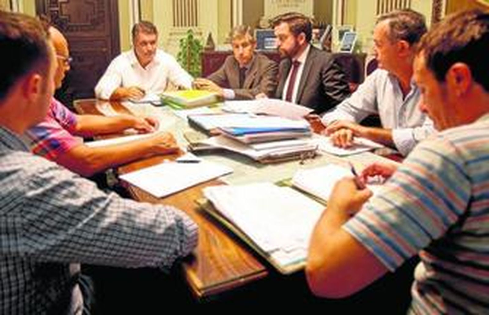 La imagen de unión de la Corporación municipal se repetirá el próximo jueves en la sede del Ministerio de Hacienda.