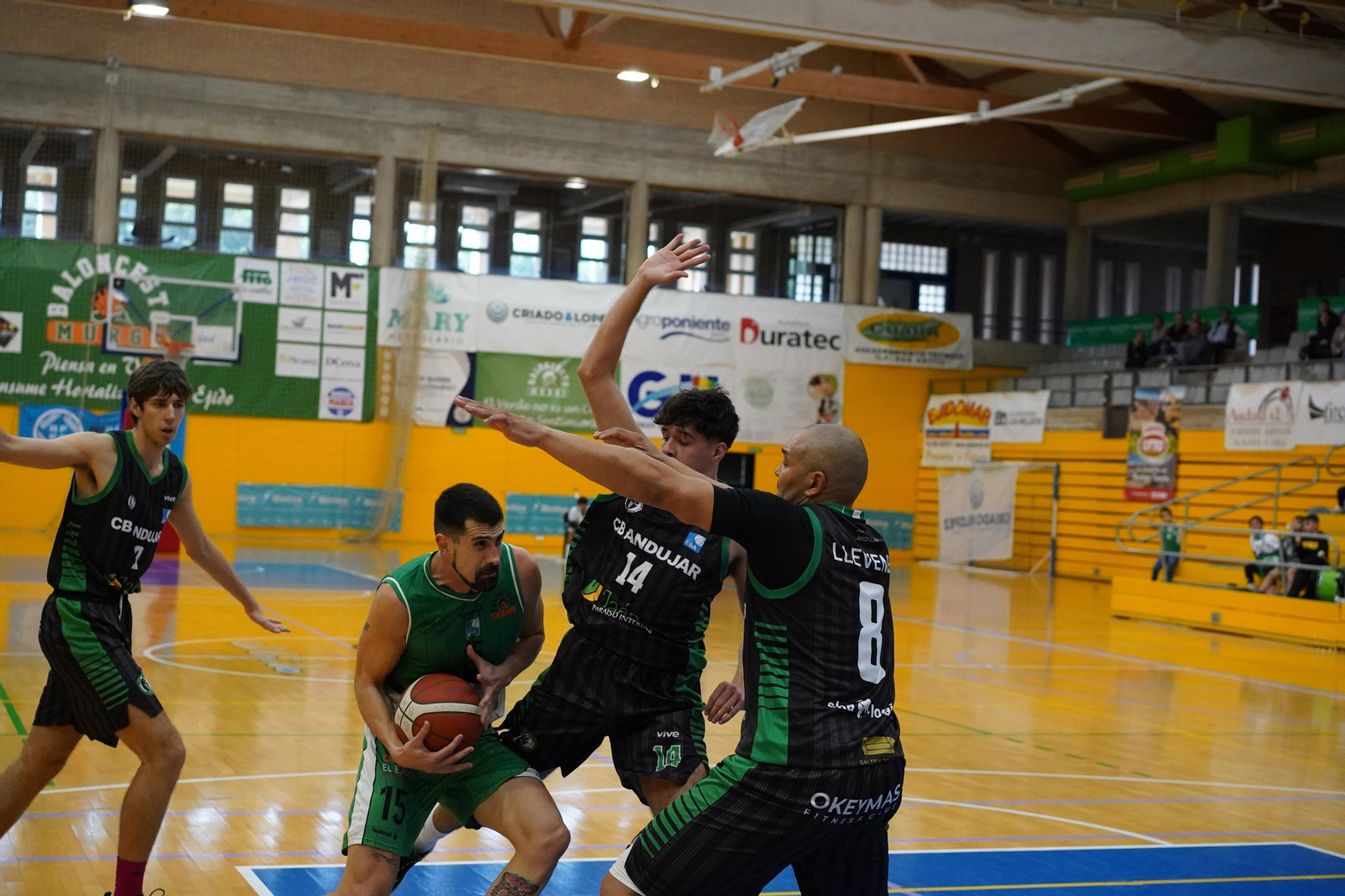 Un jugador del conjunto ejidense busca canasta ante la oposición de dos rivales en un partido de este curso. Un jugador del conjunto ejidense busca canasta ante la oposición de dos rivales en un partido de este curso.