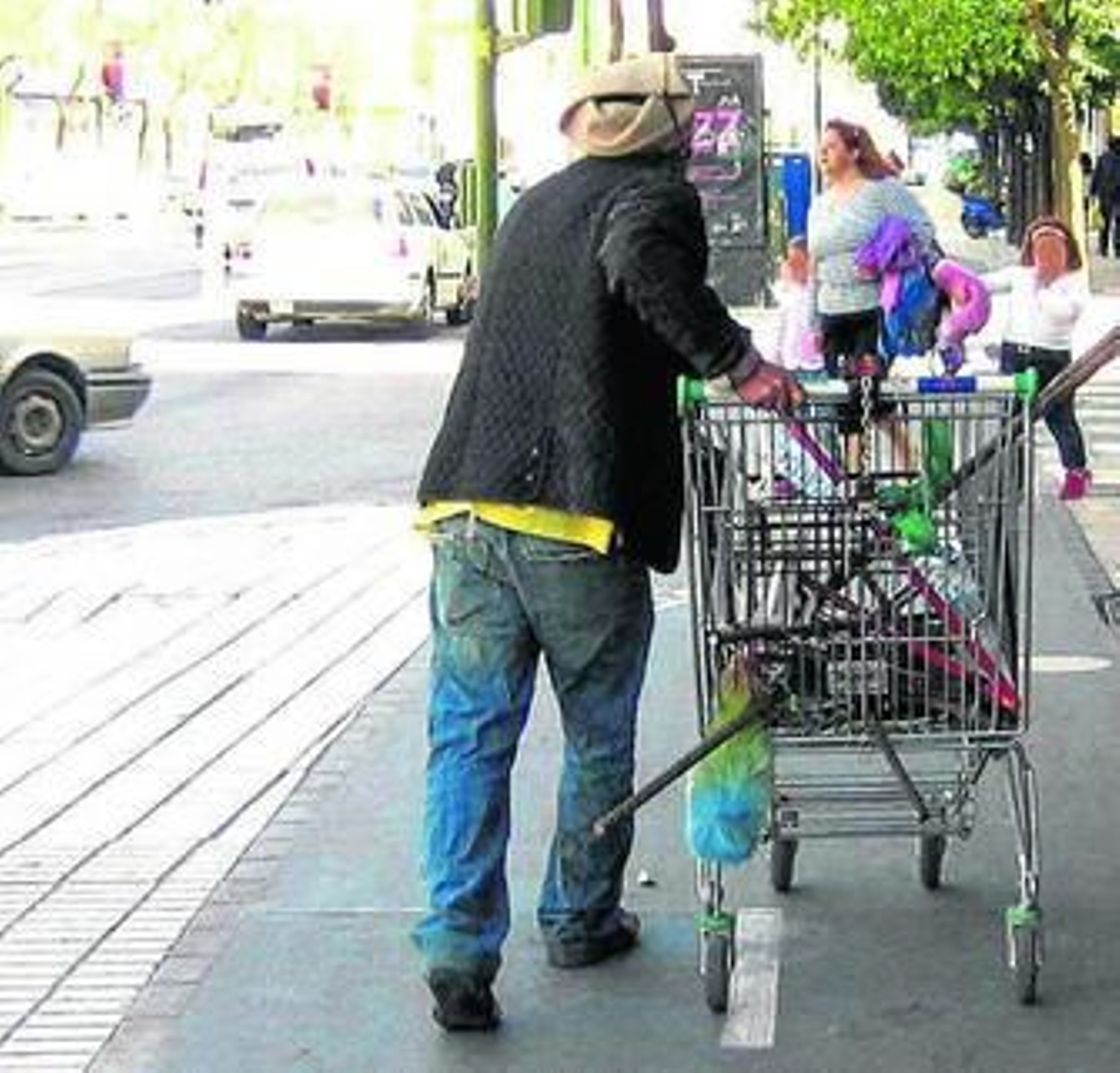 Un habitual de la chatarra con un carro de la compra lleno de metal.