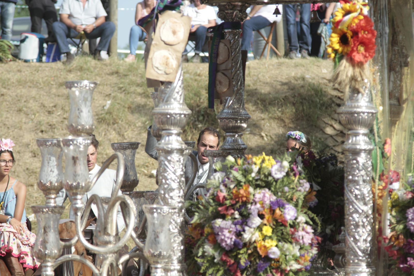 Las hermandades cruzan el vado del Quema