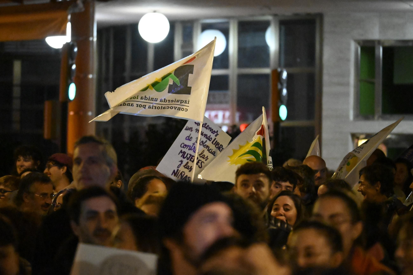 Imágenes de la manifestación con motivo del 25N en Huelva