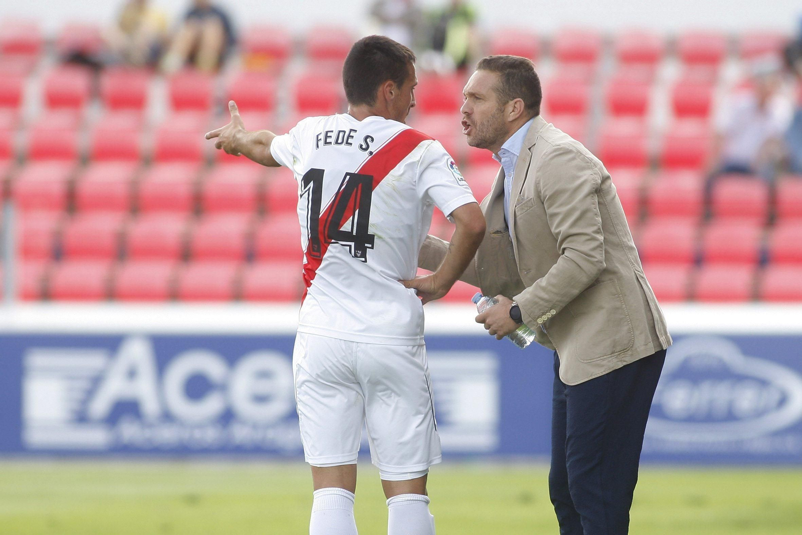 Fede San Emeterio diaologa con Luis Tevenet en un partido.