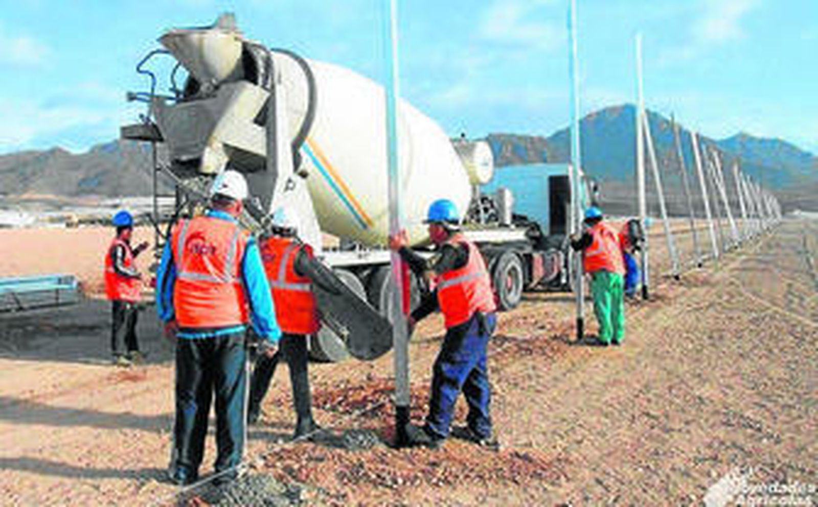 Operarios en el proceso de construcción de un invernadero.