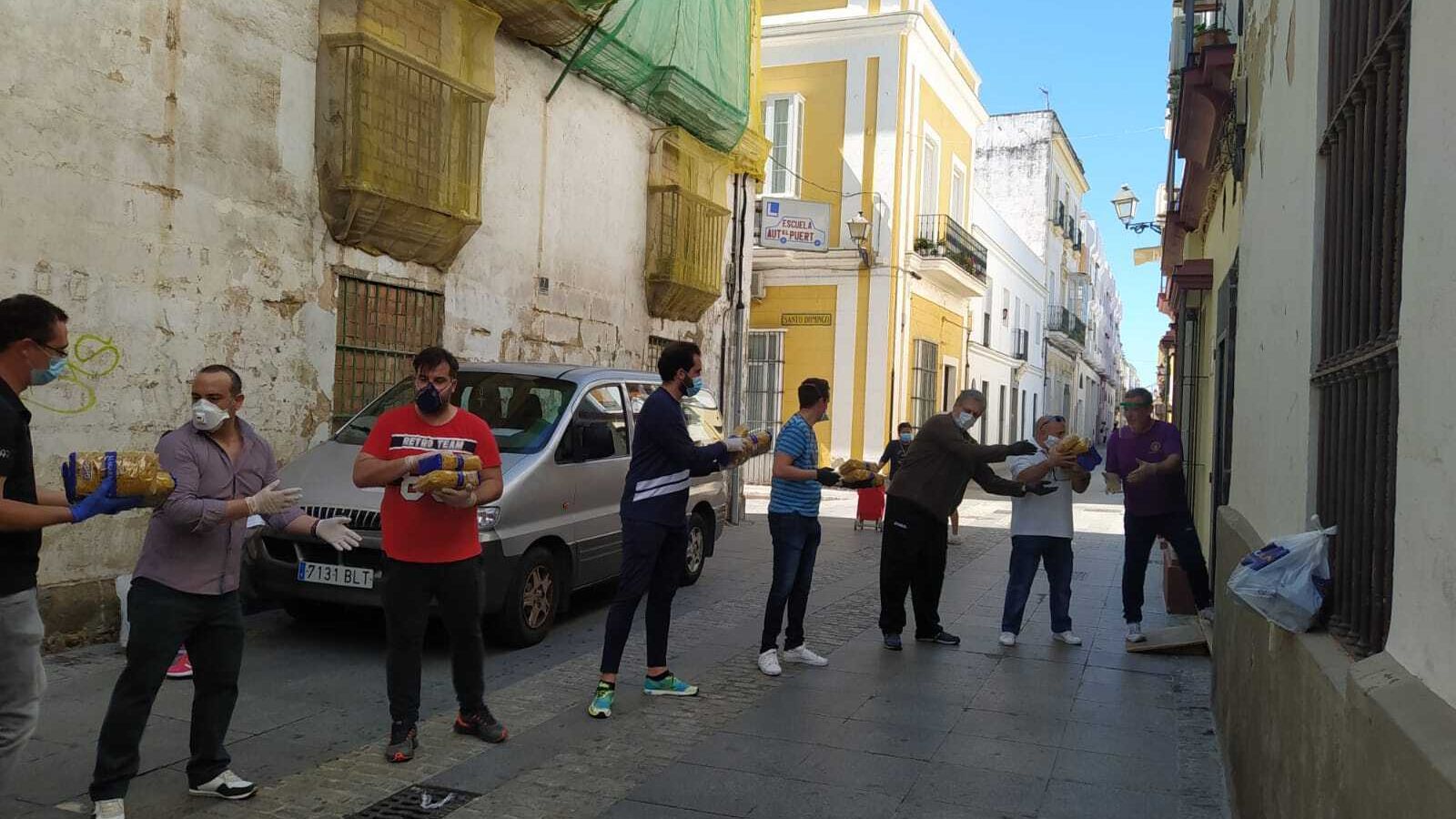 Otro momento de la descarga de los productos de primera necesidad.