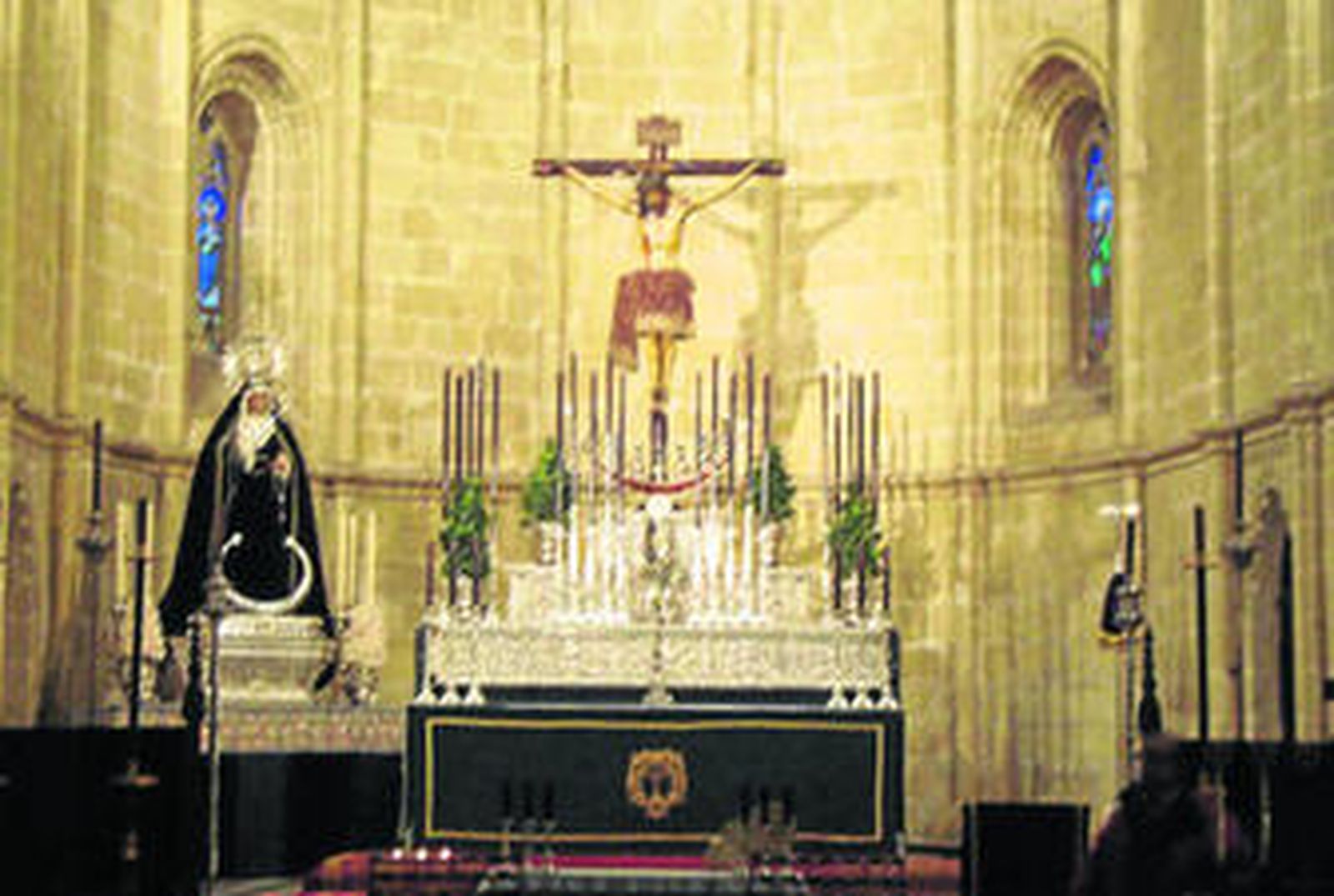 Altar del quinario que celebra la Vera Cruz.