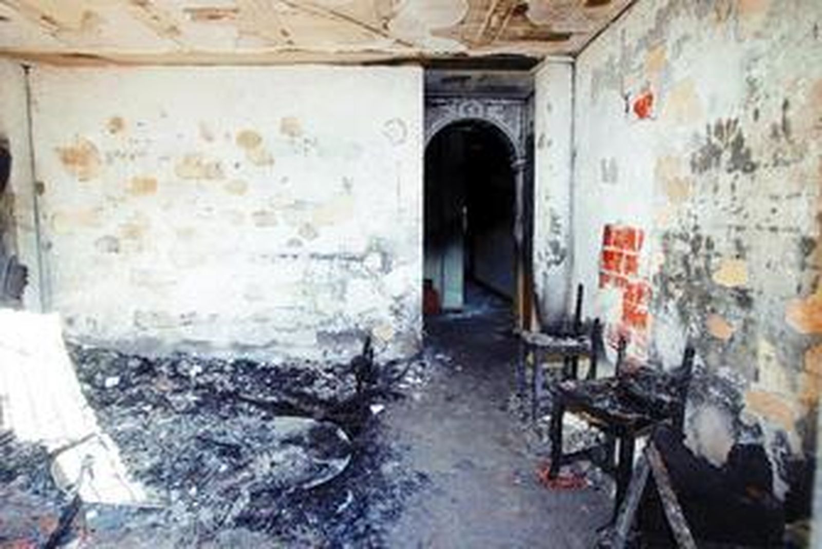 Estado en el que quedó una de las habitaciones de la casa incendiada en la madrugada de ayer en Moriles.