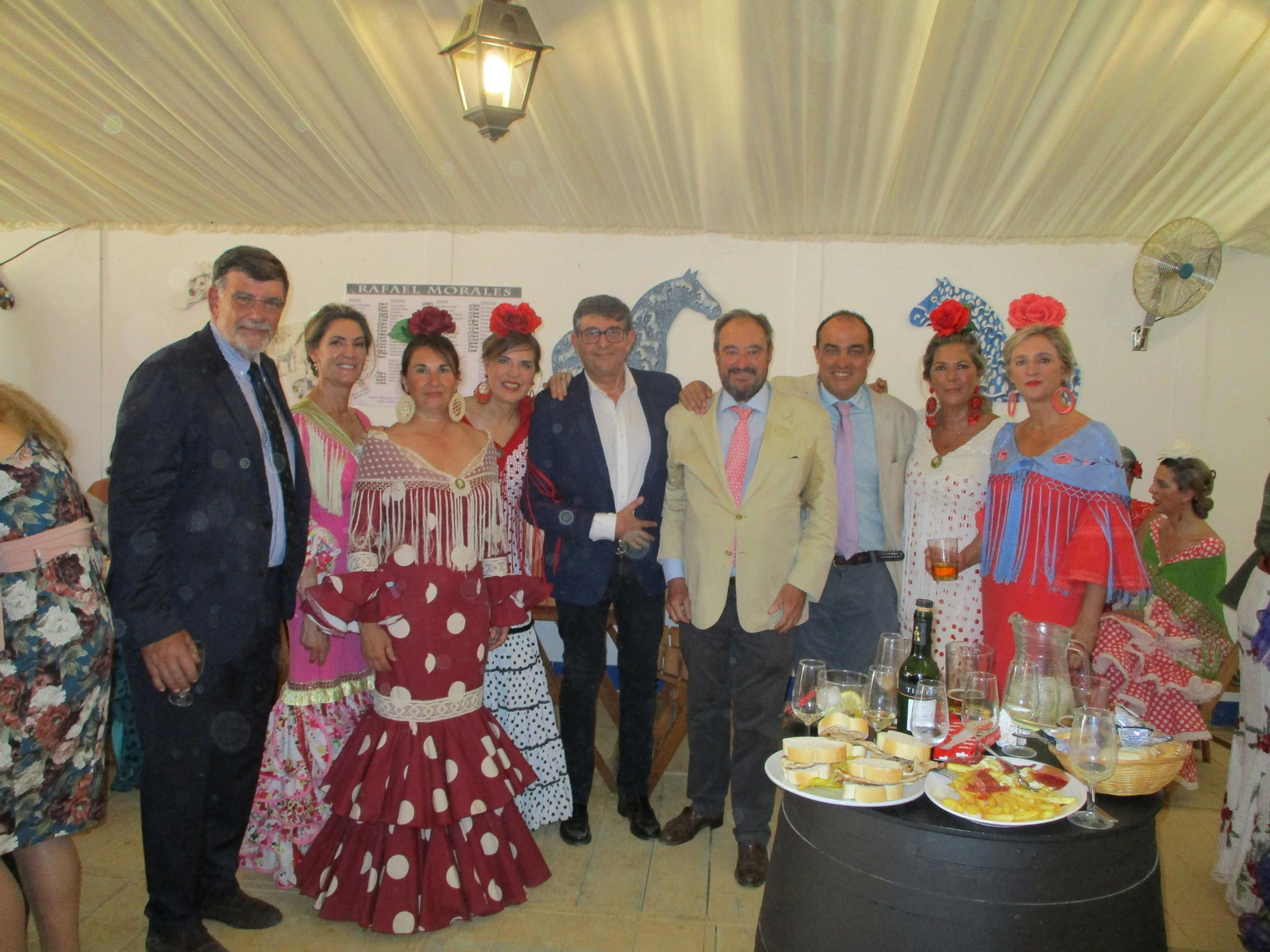 El director de Diario de Cádiz, David Fernández; el director general de Grupo Joly, Tomás Valiente, la directora de Negocio de Grupo Joly, Victoria Herrera, y acompañantes.