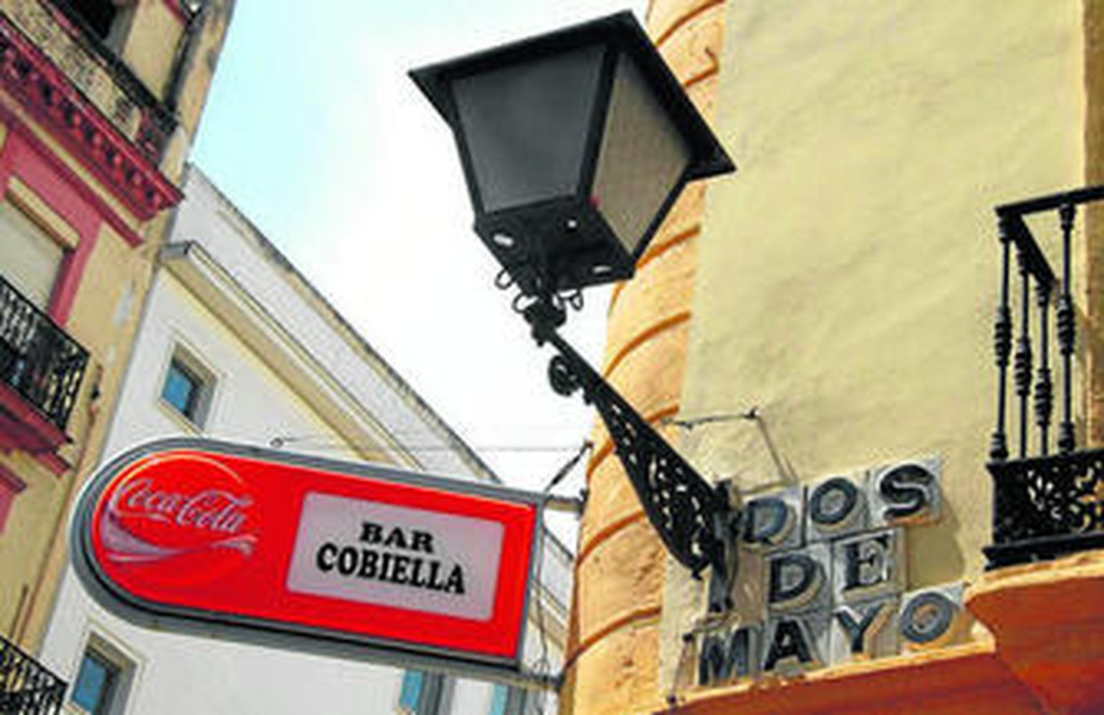 Rótulo de la calle Dos de Mayo en la esquina con Velarde, héroe de dicha jornada.