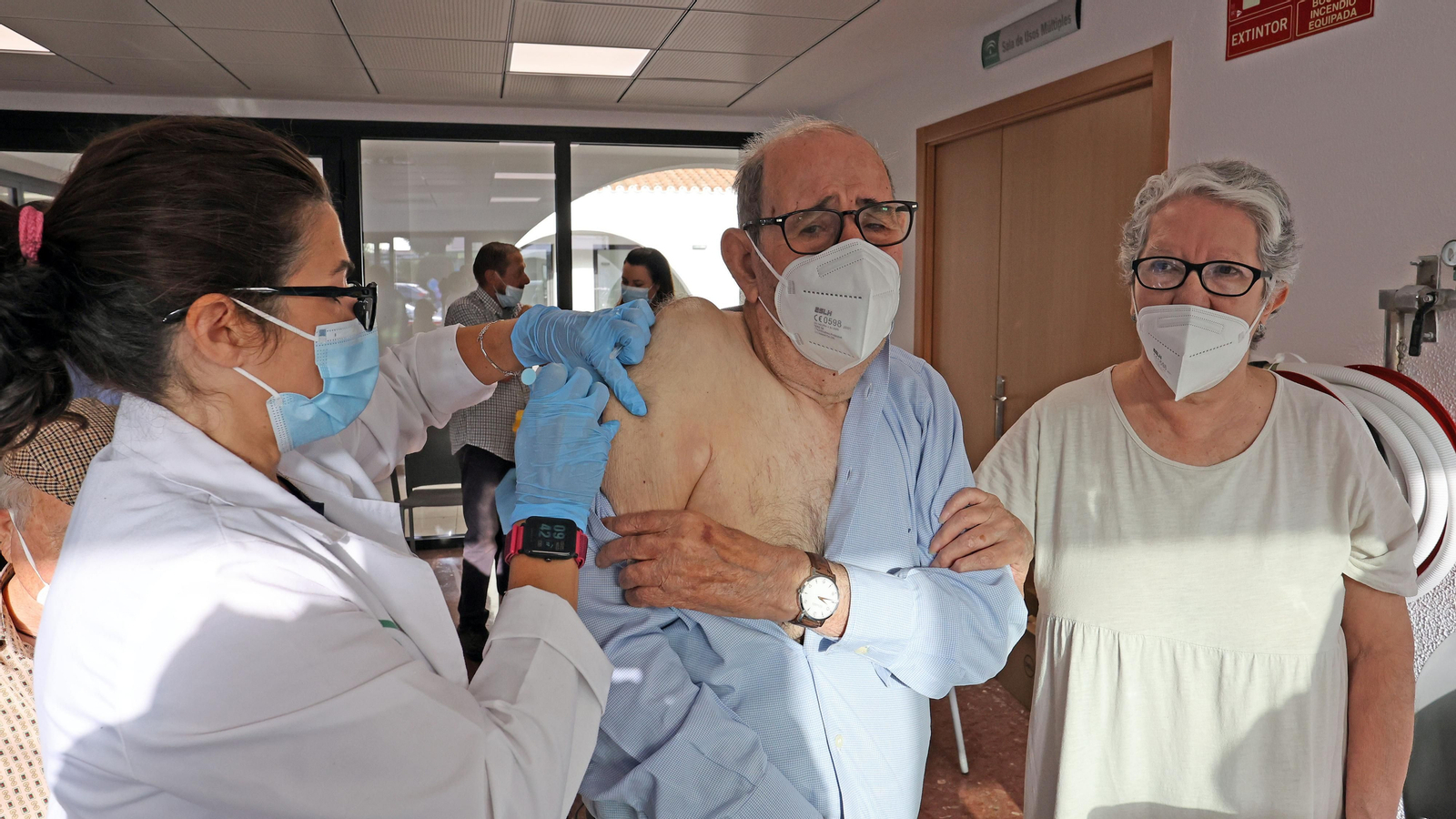 Vacunación conjunta de gripe y covid en la Residencia de ancianos de la Granja