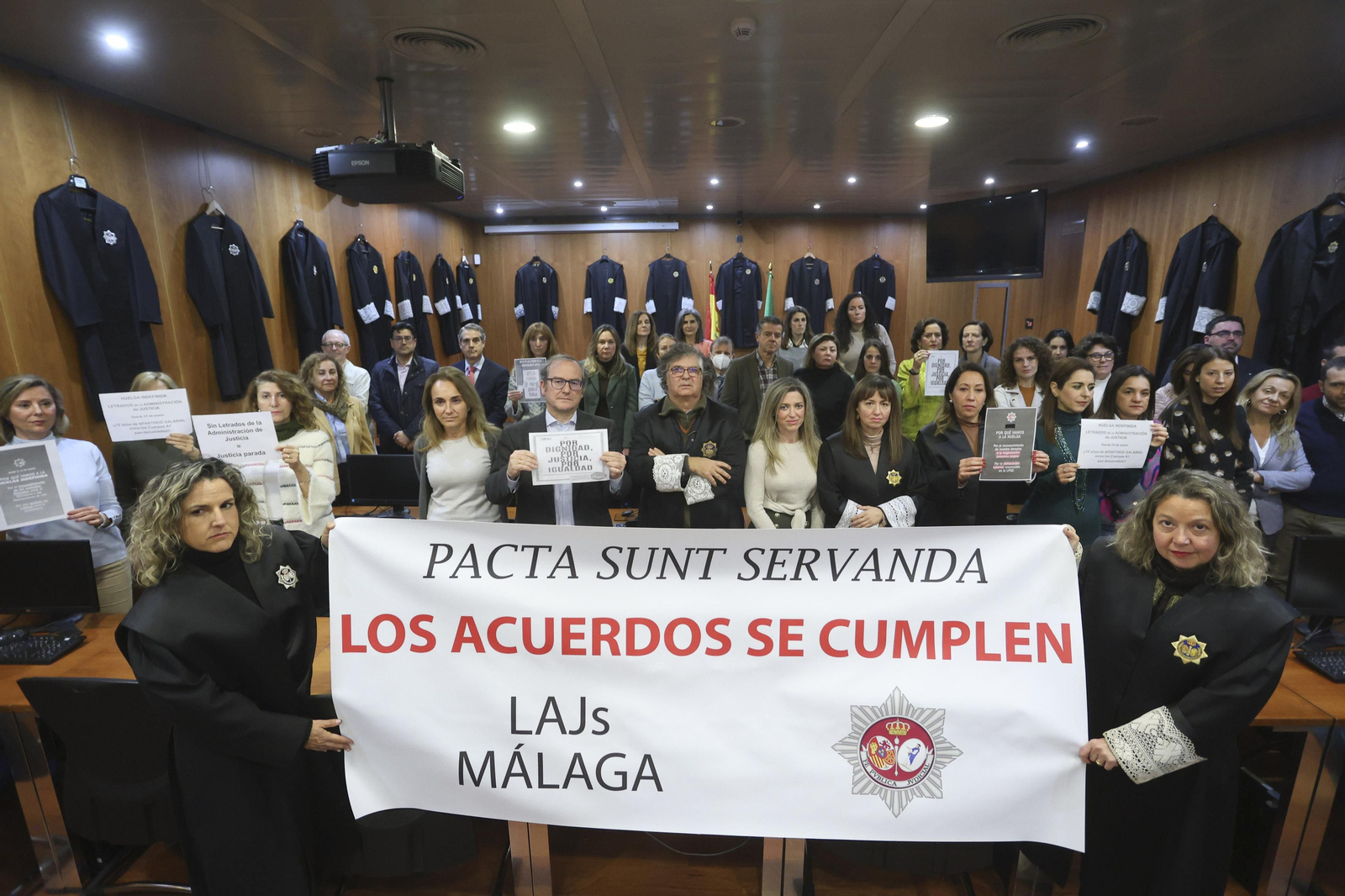 Concentración de secretarios judiciales en la Ciudad de la Justicia de Málaga.