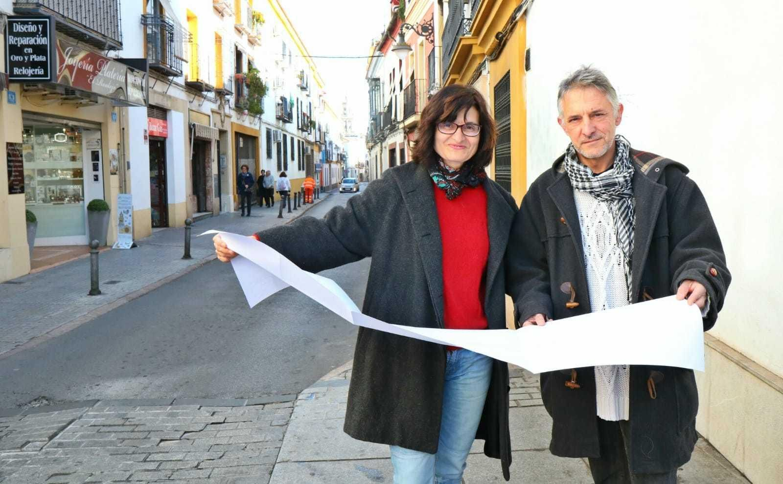 Amparo Pernichi y Rafael Pareja muestran los planos de la actuación.