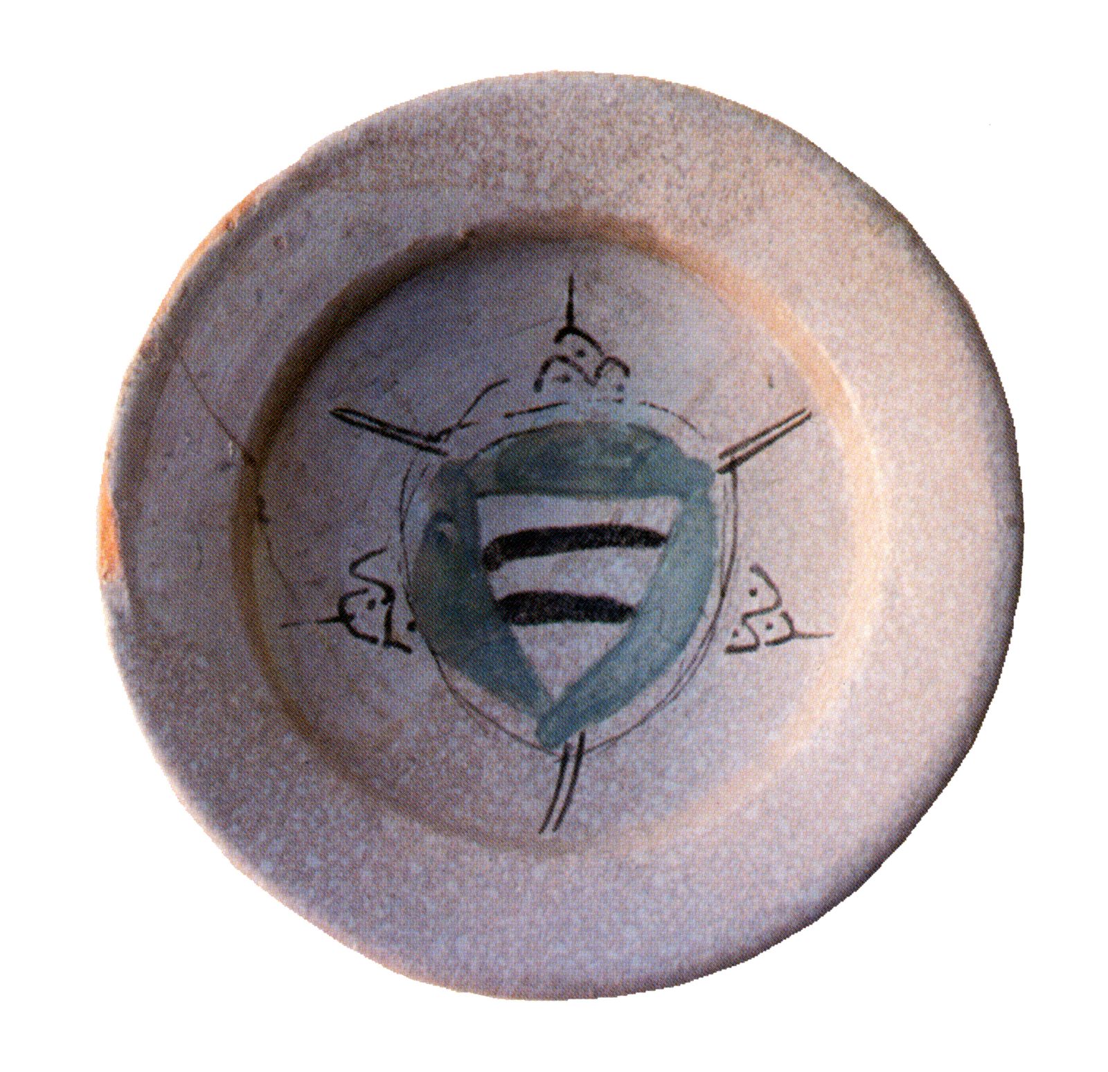 Plato con borde en ala. Tipo de decoración “verde y morado”, serie “Paterna Evolucionado” (mediados del siglo XIV)