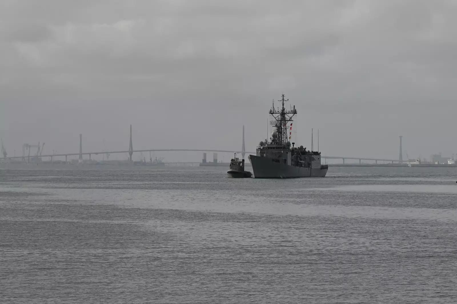 La fragata 'Reina Sofía' de la Armada en aguas de la Bahía de Cádiz.