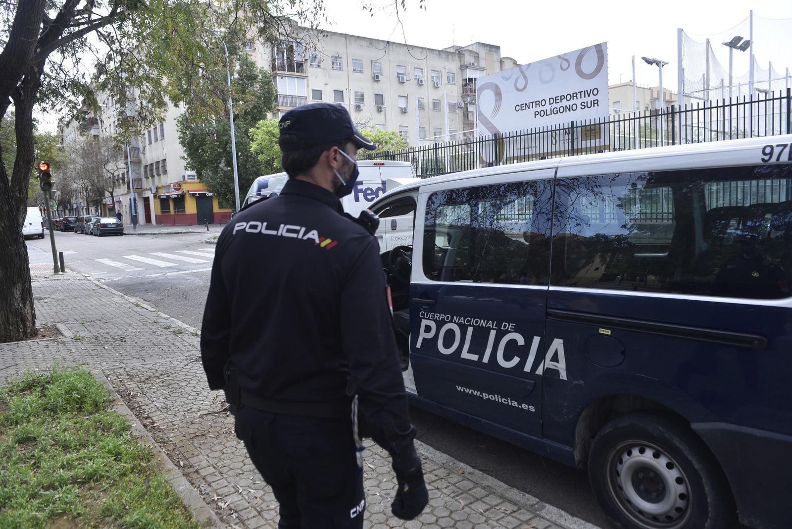 Un agente de la Policía Nacional en el Polígono Sur.