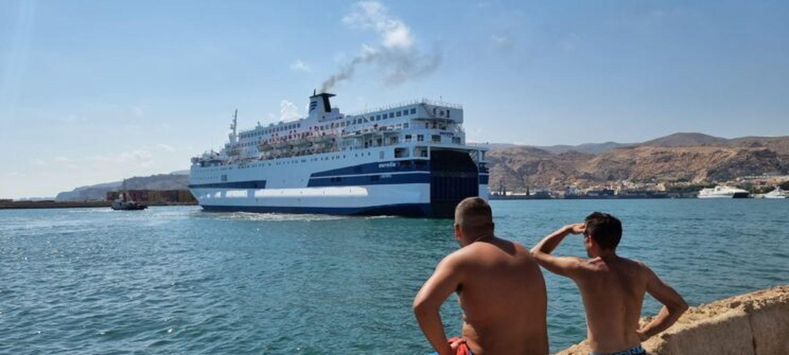 Dos ciudadanos comprueban el viaje de 'Aurelia'