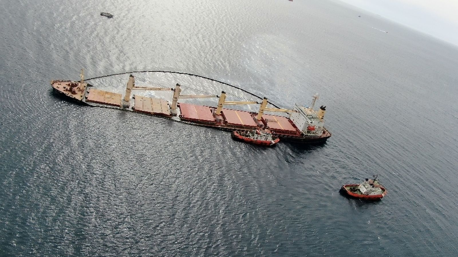 Galería de la fuga de combustible del barco semihundido OS 35 en Gibraltar