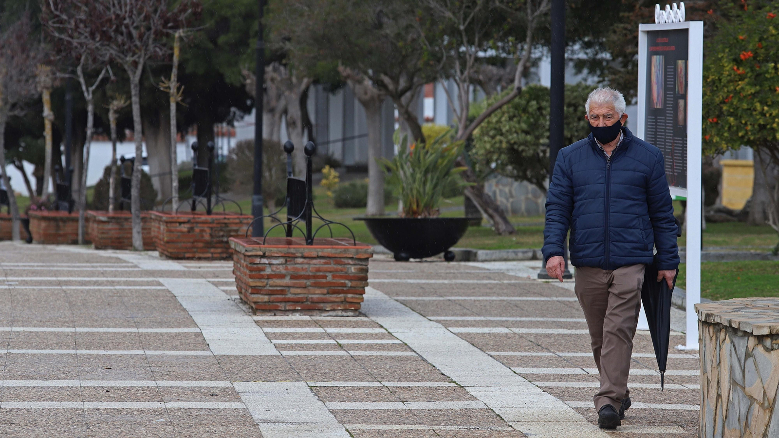 Un hombre pasea por la plaza de Andalucía, en Castellar.
