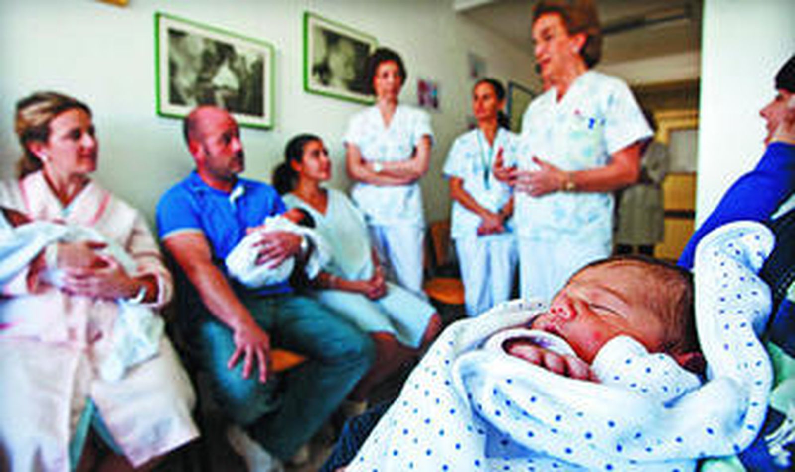 Parte del equipo de enfermería de la cuarta planta del hospital, durante una de las charlas que ofrecen a los padres.