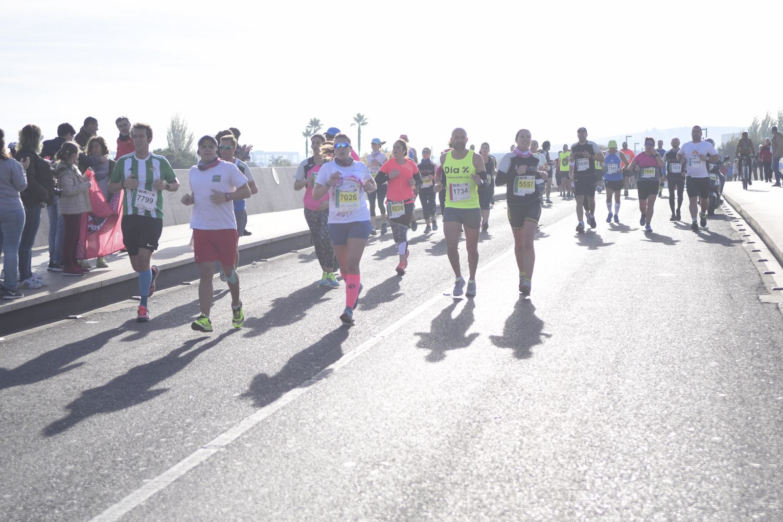 Un grupo de corredores cruza el puente de Miraflores en la edición de 2017.