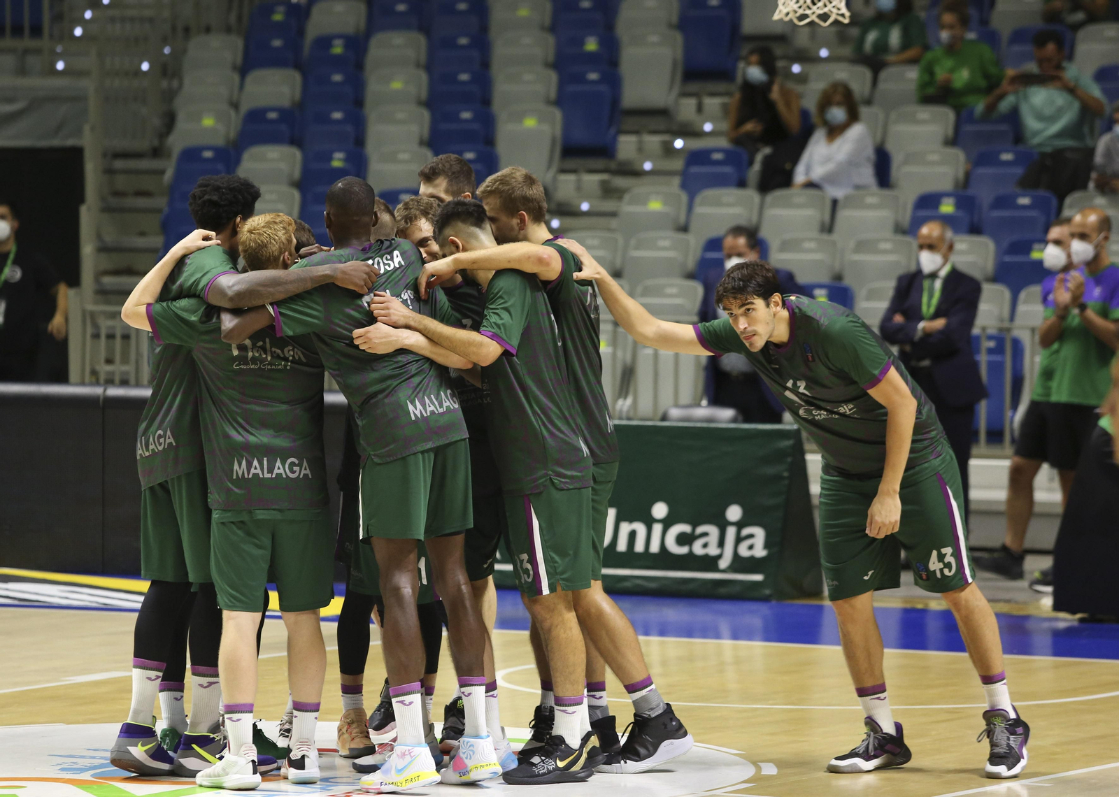 Carlos Suárez hace piña con el resto del equipo.