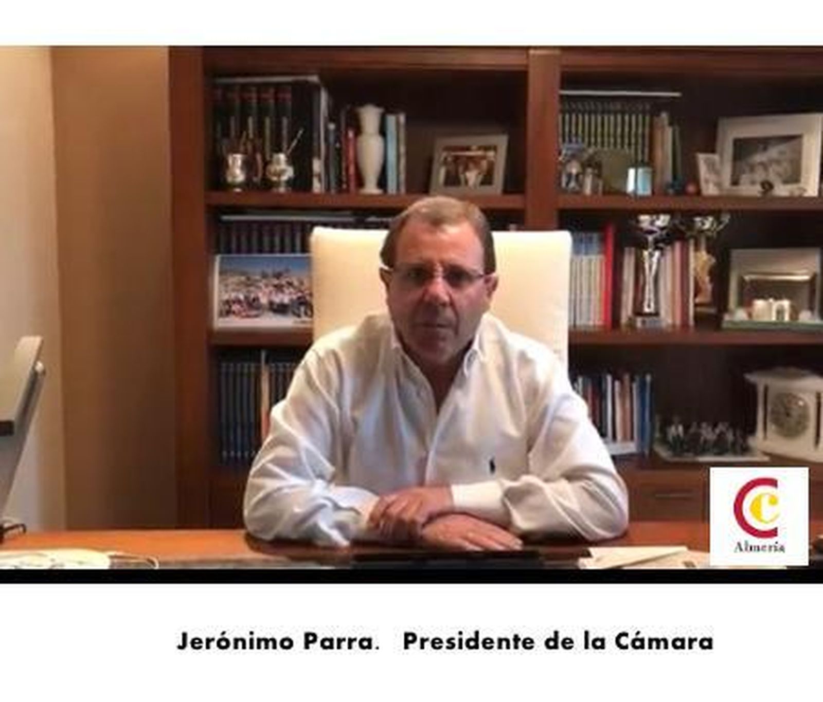 Jerónimo Parra dirigiéndose a los cofrades almerienses.