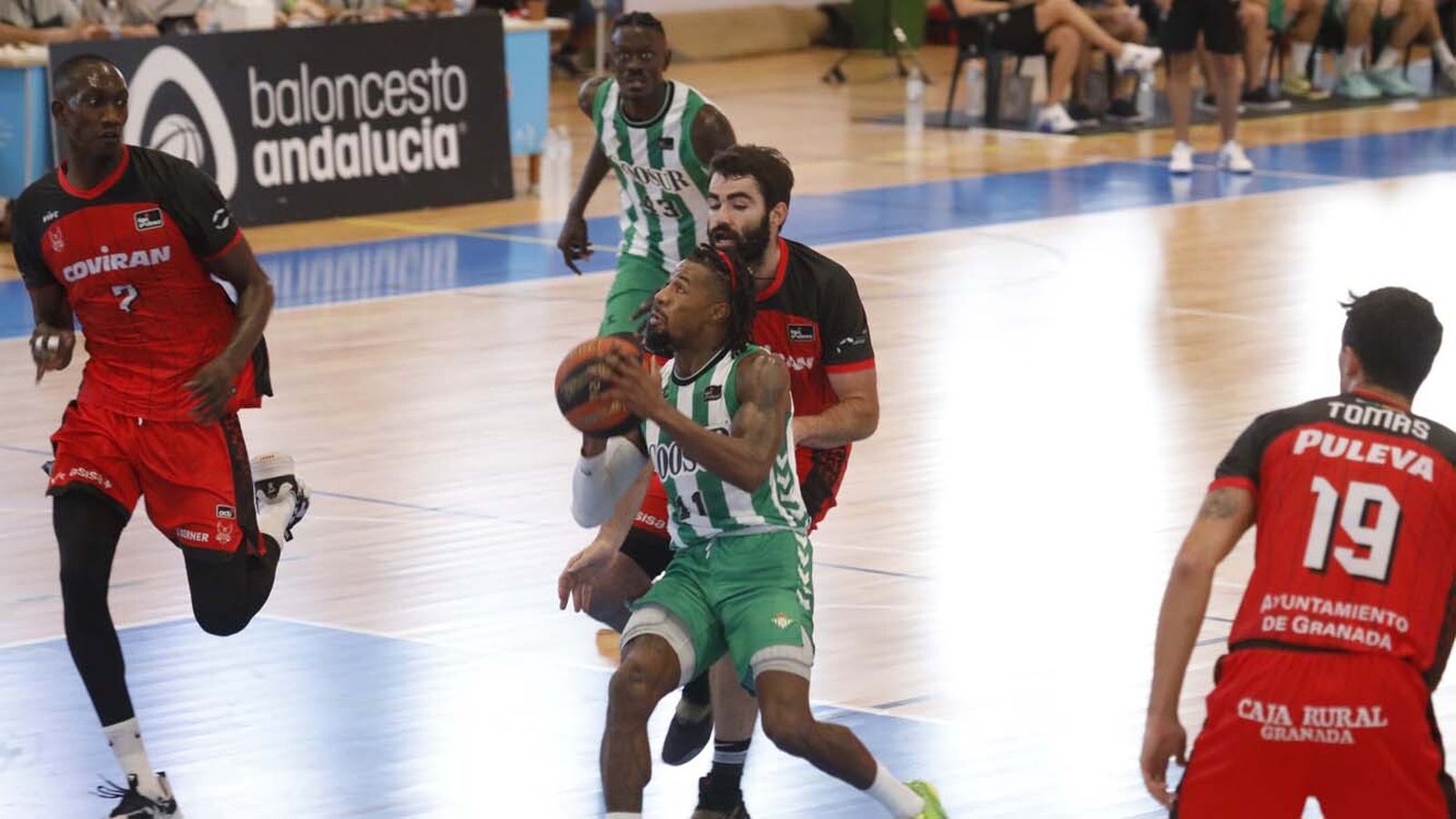 Las fotos de Real Betis - Fundación Granada en la Línea