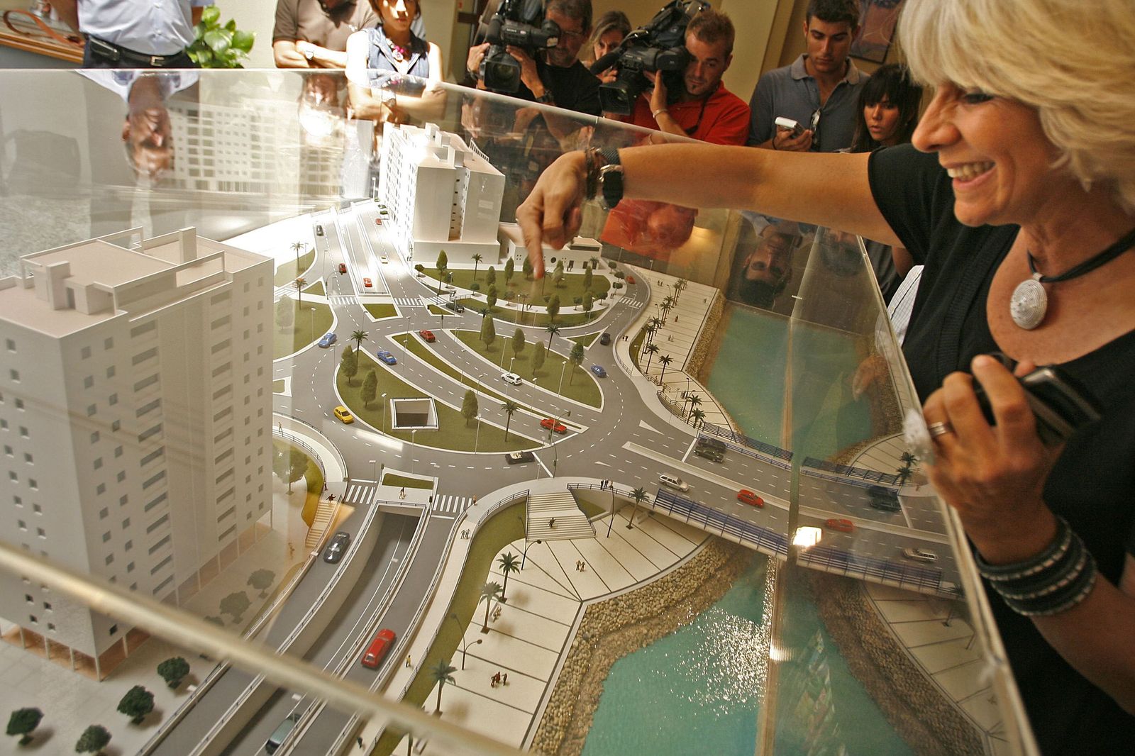 Teófila Martínez, el  día que presentó en 2009, como alcaldesa de Cádiz, la  maqueta con la  rotonda que quería hacer Fomento.