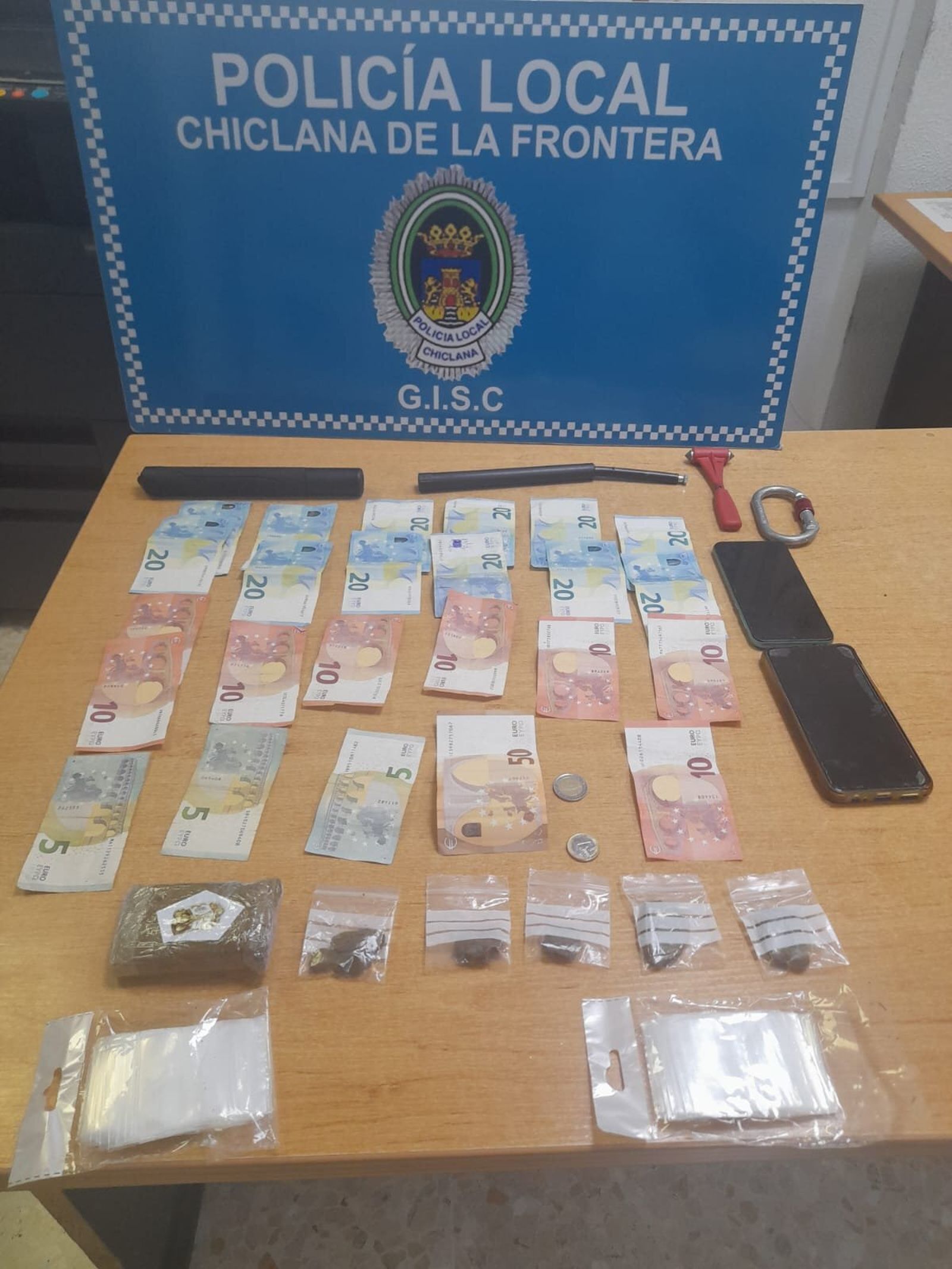 Dinero, drogas y armas incautadas a la persona detenida
