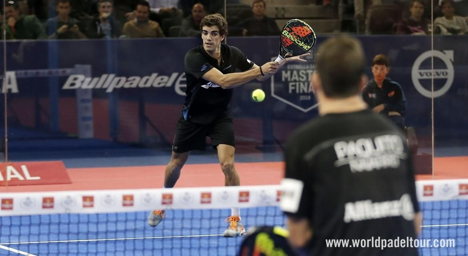 El portuense Juan Lebrón golpea la bola en el partido de cuartos.