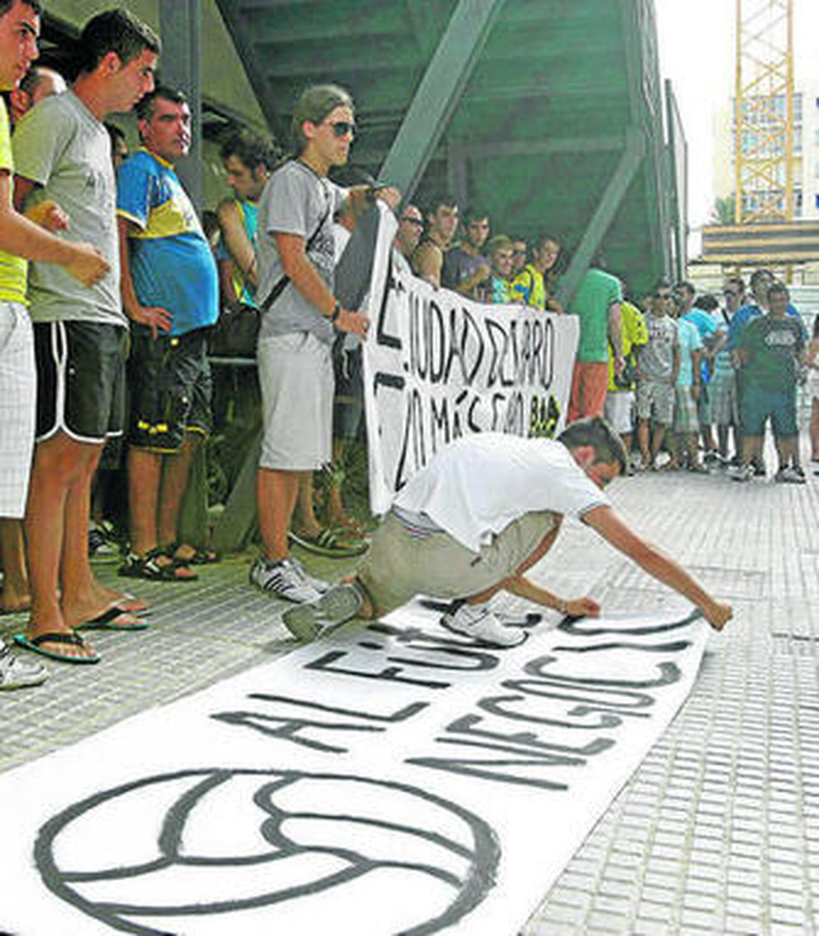 Pancartas contra el precio de los abonos y la gestión del club.