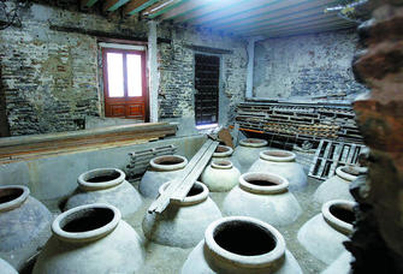 Sobre las tinajas encastradas se instalará una cubierta de cristal, en la zona de la futura cafetería.