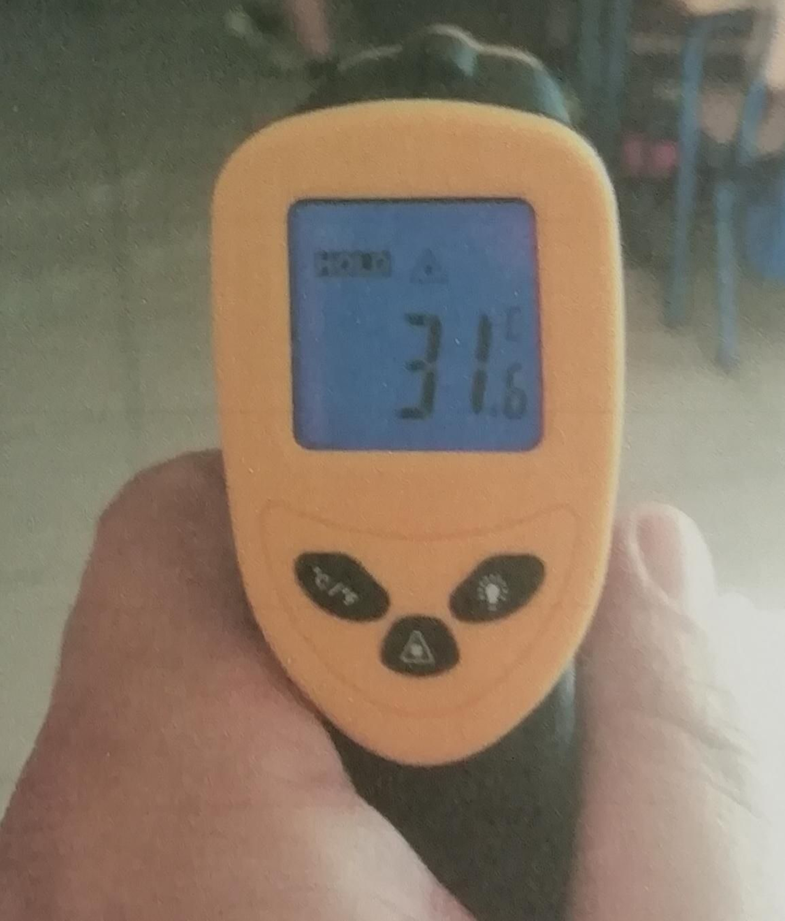 Medición de la temperatura de una clase de quinto curso a las 9:00, sin apenas niños aún en el aula.