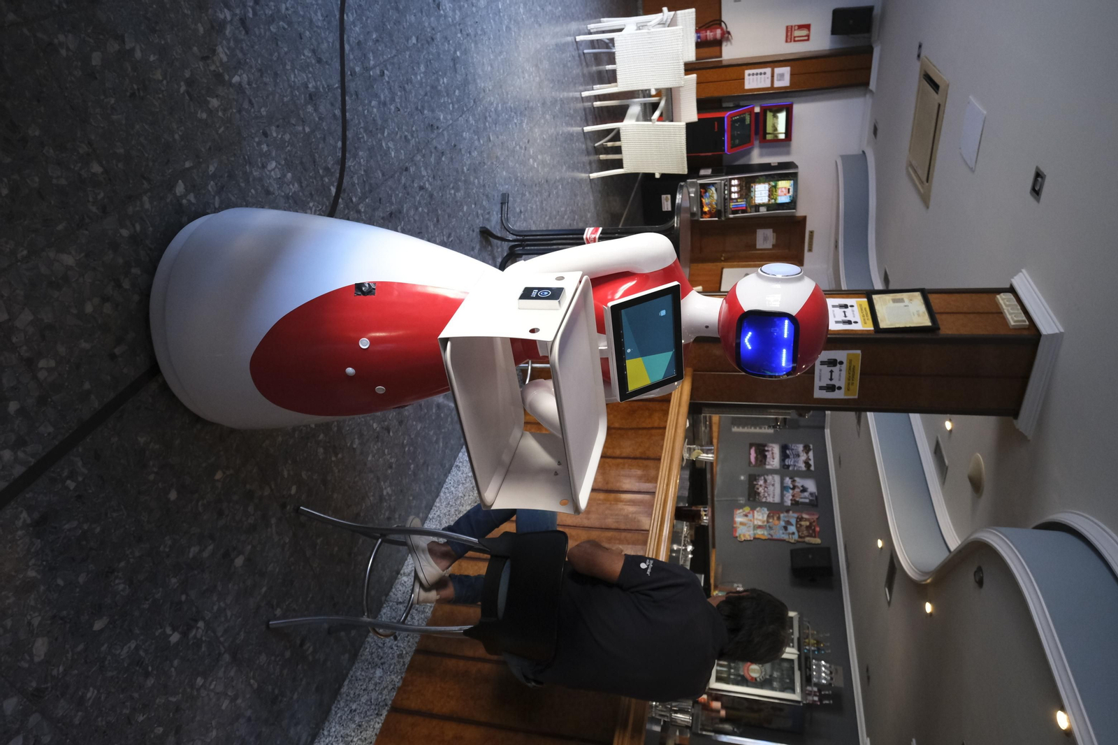 Fotogalería de Herbelita, la robot camarera de El Alquián.