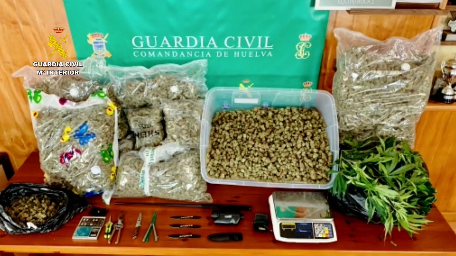 Parte de la droga encontrada en el interior.