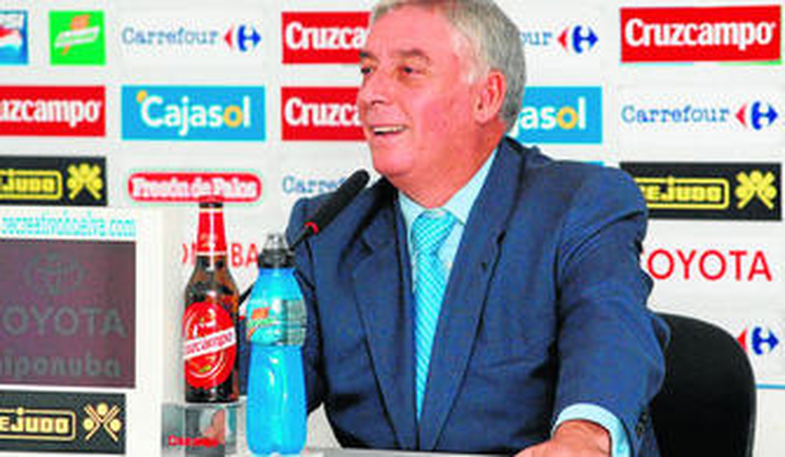 El presidente del Decano, José MIguel de la Corte sonríe durante una rueda de prensa en el Nuevo Colombino.